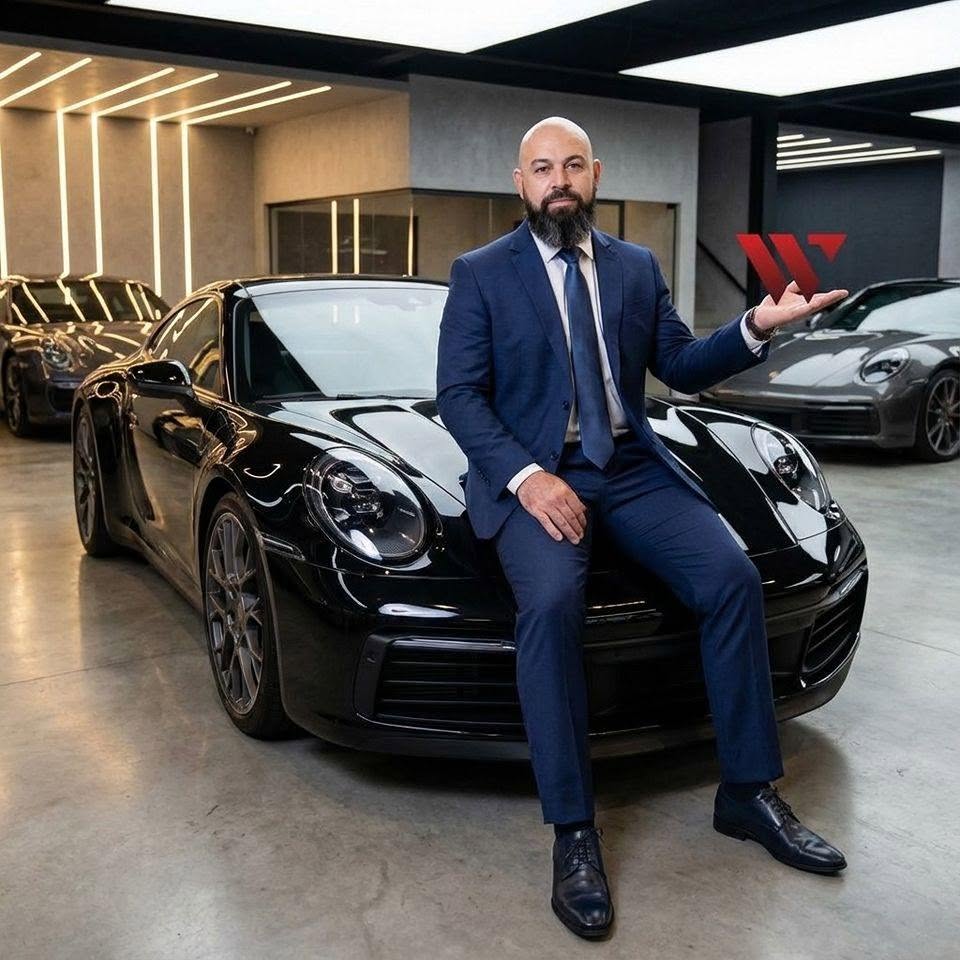William Ramos, especialista em estética automotiva premium, ao lado de carro esportivo preto