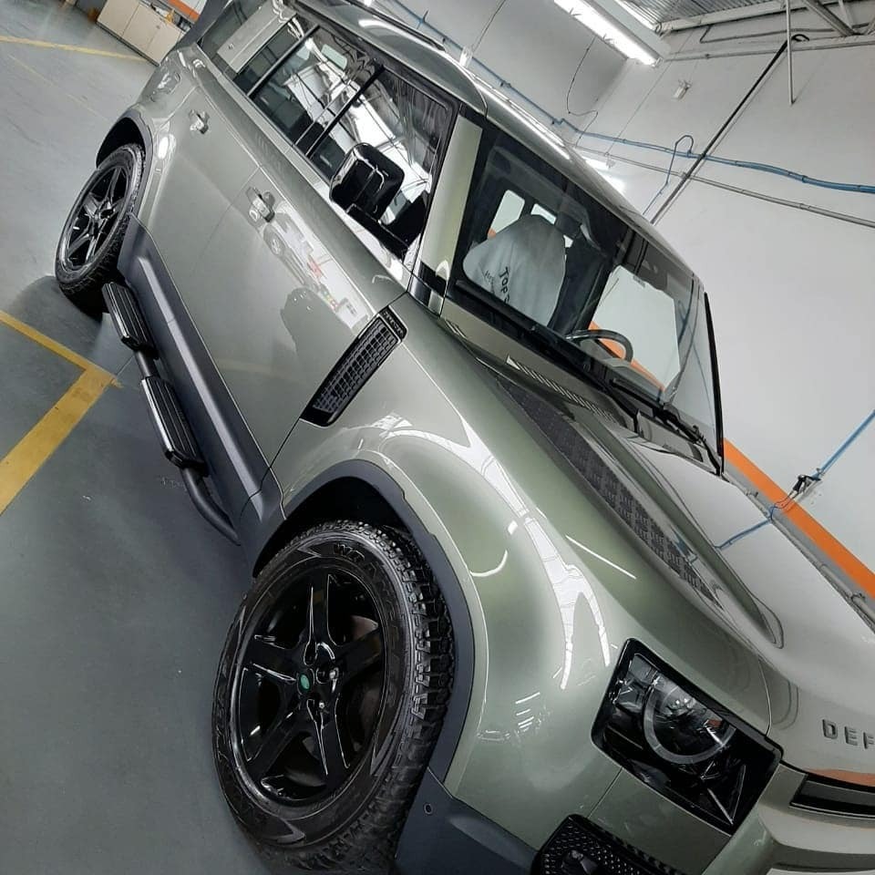 SUV verde com pintura espelhada após polimento e vitrificação