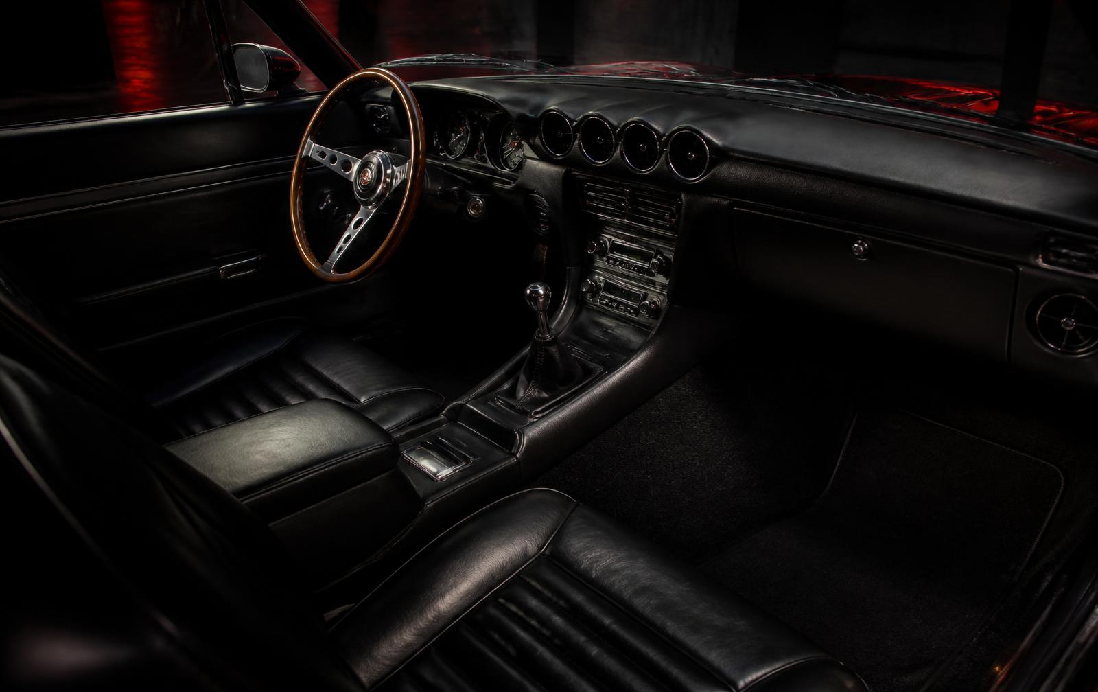 Interior automotivo premium em couro restaurado