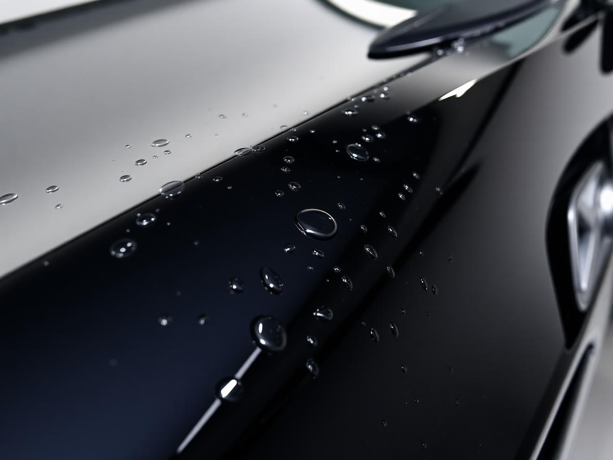 Detalhe de pintura automotiva espelhada após vitrificação